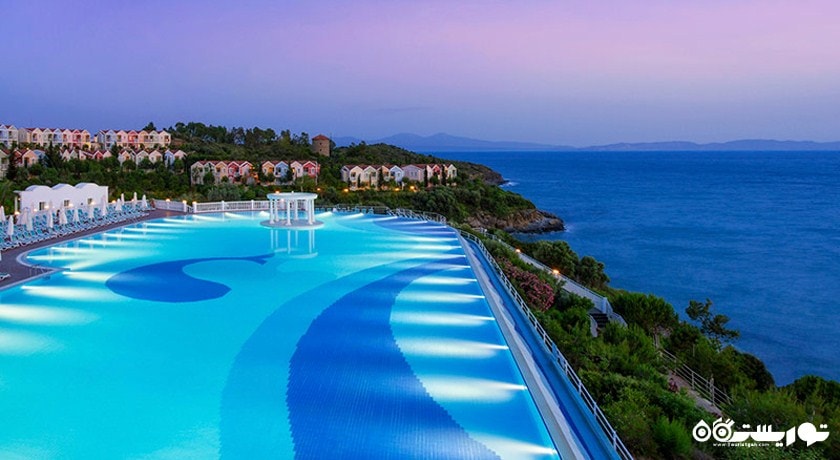 نمای زیبای استخر روباز هتل